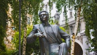 Picture of a statue of a seated man in Kyiv