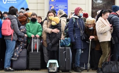 ukraine refugees at train station