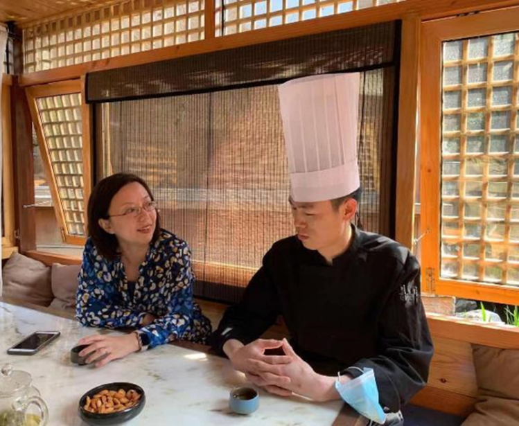 Shiyang chat with chef in Chinese restaurant