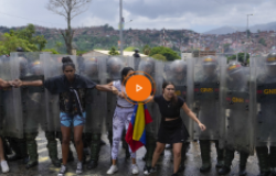 Video_Residents try to block a street to protest the official results the day after the presidential election as National Guards work to remove them in Caracas, Venezuela, Monday, July 29, 2024. (AP Photo/Fernando Vergara)