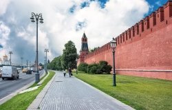 Pedestrian path along the Kremlin wall in Moscow